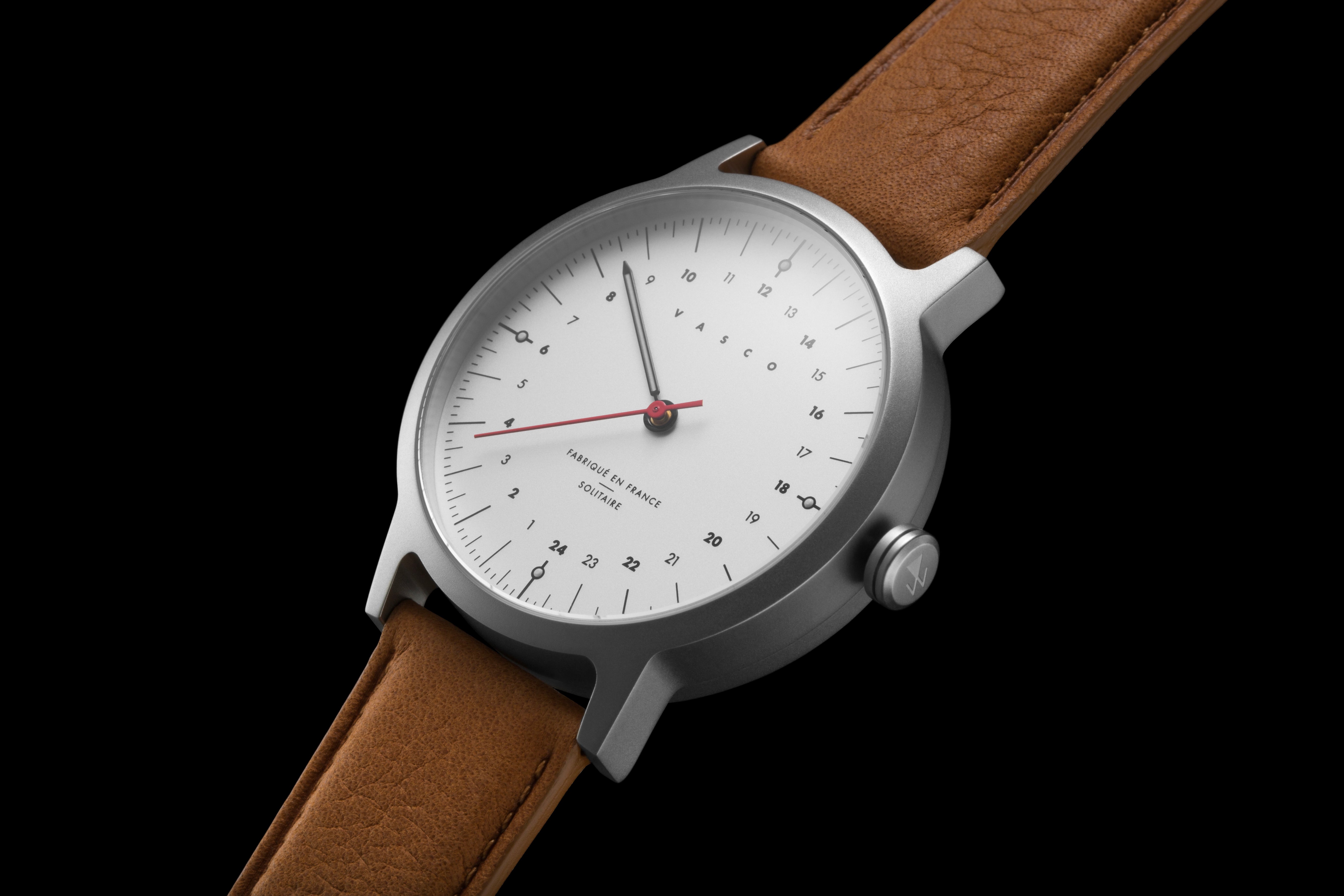 Guide complet sur la montre mono aiguille 24h : Fonctionnalités, styles et avantages